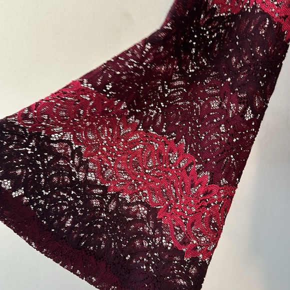 Banana Republic lace top burgundy/pink Large NWT - Picture 2 of 5